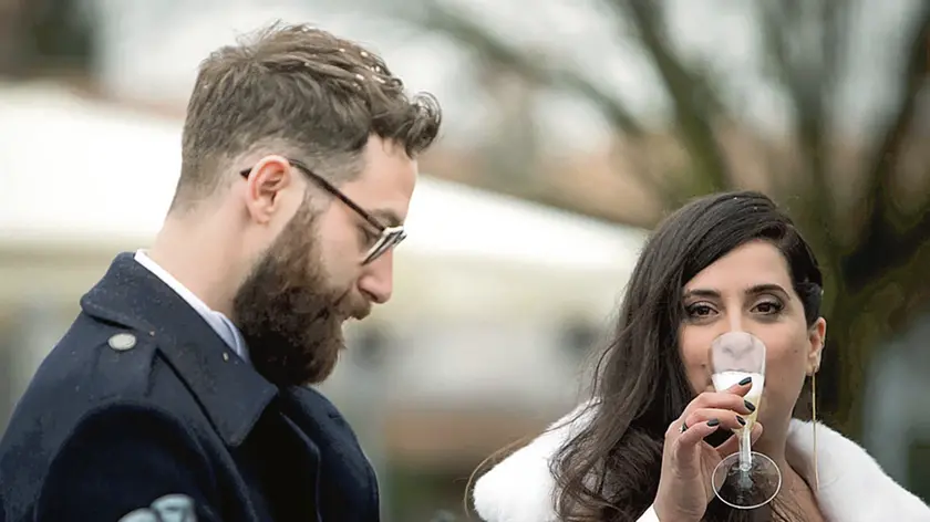 Giulia Florian e Paolo Bavaresco danno il via al brindisi originale del loro matrimonio tra gli invitati in modalità drive-in, a Villa d’Asolo (foto Annalisa Durighello)