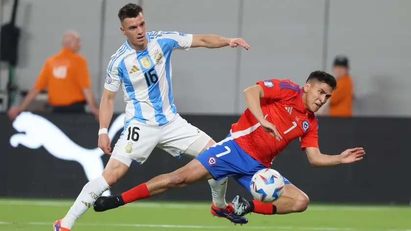 epa11438301 Chile midfielder Marcelino Nunez (R) gets tripped up by Argentina midfielder Giovani Lo Celso (L) during the second half of the CONMEBOL Copa America 2024 group A soccer match between Argentina and Chile, at MetLife Stadium in East Rutherford, New Jersey, USA, 25 June 2024. EPA/JUSTIN LANE