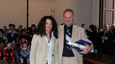PREMIATO. Giuliano Biasi con la ragazza salvata dalla furia dei rottweiler