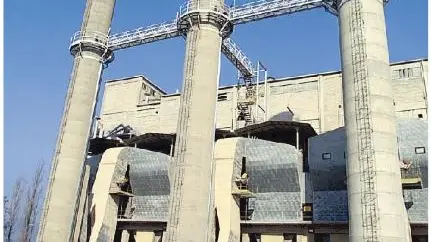 Alcune delle ciminiere di Italcementi a Monselice, oggi sito dismesso