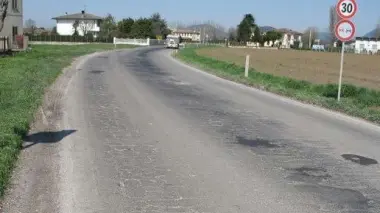 LA STRADA. Via Calmana è ridotta molto male il passaggio dei Tir devasta il sottofondo