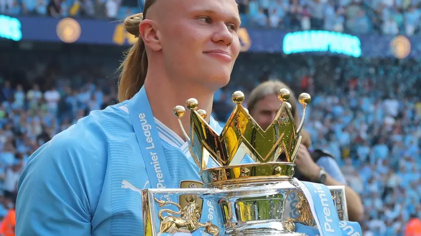 epa11354038 Manchester City's Erling Haaland poses with the Premier League championship trophy, the fourth consecutive won by City, after the English Premier League soccer match of Manchester City against West Ham United, in Manchester, Britain, 19 May 2024. EPA/ASH ALLEN EDITORIAL USE ONLY. No use with unauthorized audio, video, data, fixture lists, club/league logos, 'live' services or NFTs. Online in-match use limited to 120 images, no video emulation. No use in betting, games or single club/league/player publications.