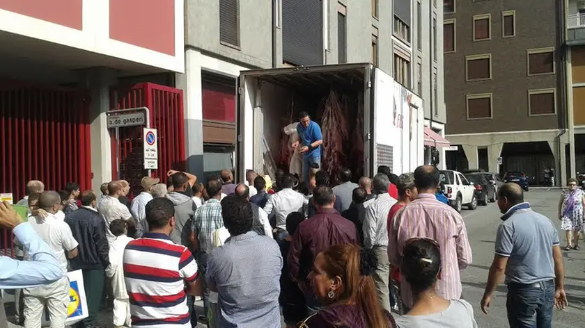 Piazza De Gasperi, attesa per la carne