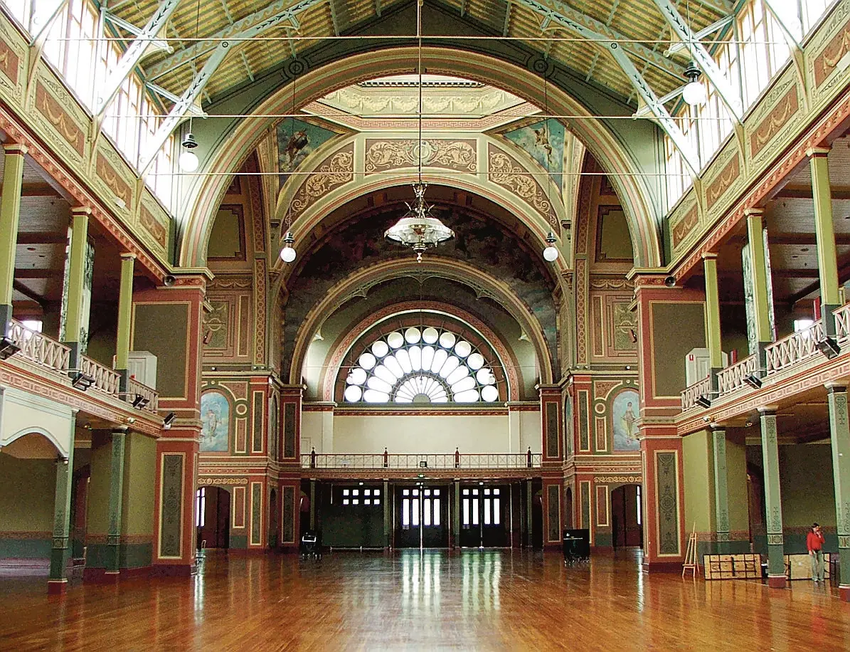 Questo è il sensazionale salone delle feste del Royal Exhibition Building, a Melbourne, progettato da Joseph Reed. Risale al 1880 e dal 2004, insieme ai Carlton Gardens, è stato inserito dall’Unesco nella lista dei Patrimoni mondiali dell'umanità: il primo edificio australiano ad ottenere questo status. (foto Andrew Hutton