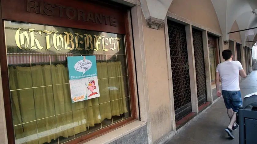 BARON - AGENZIA BIANCHI - PADOVA - -ESTERNO OKTOBERFEST VIA DAL SANTO