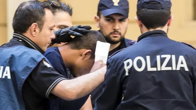 I due ragazzi, ricercati per l'incidente avvenuto la scorsa settimana alla periferia di Roma dove ha perso la vita una donna filippina e 8 persone sono rimaste ferite, fermati dalle forze di Polizia, Roma, 1 giugno 2015. I due ragazzi rischiano l'accusa di omicidio volontario. ANSA/MASSIMO PERCOSSI