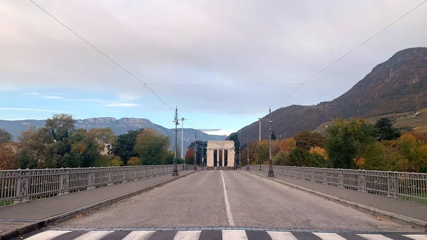 A Bolzano clima da lockdown questa mattina dopo il coprifuoco, 01 novembre 2020. ANSA/ G.NEWS