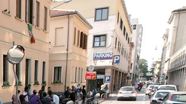 BARON - CARABINIERI DAVANTI CUCINE POPOLARI BARON - CARABINIERI DAVANTI CUCINE POPOLARI