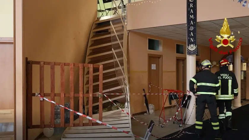 La scala crollata e il sopralluogo dei vigili del fuoco