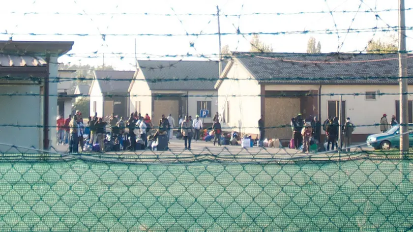 STIEVANO - AG.ZANGIROLAMI - 05/11/2015 - ARRIVO DEI PROFUGHI ALL'EX BASE MILITARE DI SAN SIRO DI BAGNOLI.NELLA FOTO: i profughi entrano all'interno della base militare.PH ZANGIROLAMI