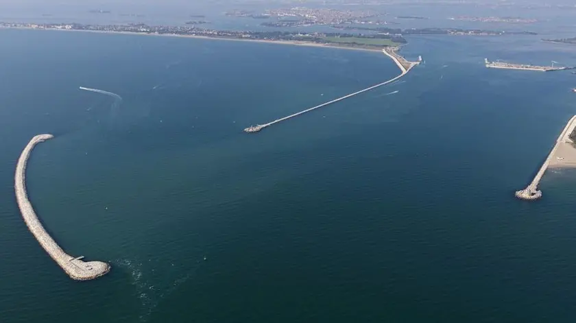 Le bocche di porto del Lido e a sinistra la "lunata" del Mose