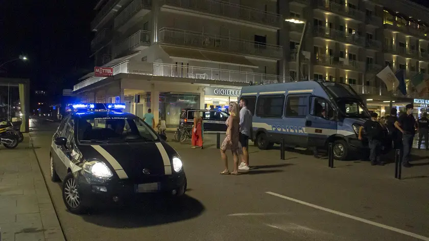 Forze dell'ordine in piazza Mazzini a Jesolo (foto archivio)