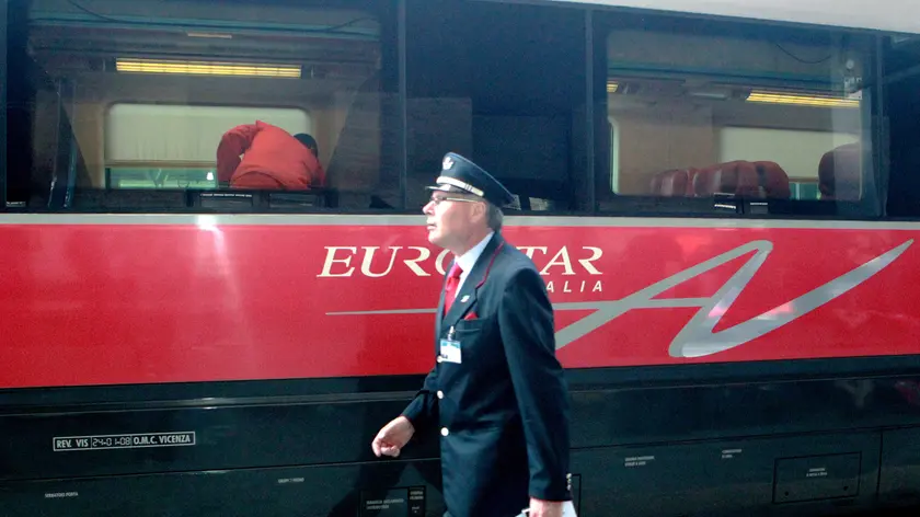 Il treno Freccia Rossa Italia oggi in partenza dalla stazione di Roma Termini. FABIO CAMPANA/DC