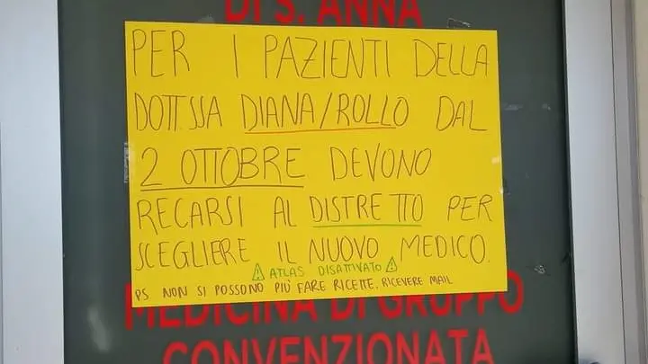 Il cartello apparso fuori dall'ambulatorio a Piove di Sacco