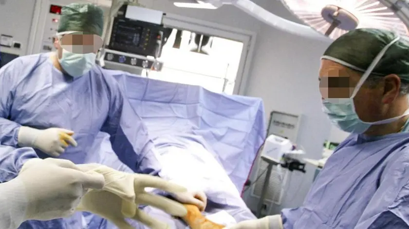 In una foto d'archivio, al lavoro in sala operatoria , Paolo Iannelli, il primario di ortopedia dell'ospedale "Cardarelli" arrestato, 6 marzo 2012, a Napoli durante un'operazione di Nas..ANSA / CESARE ABBATE