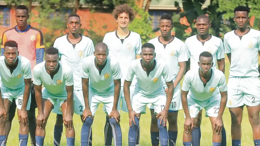 La formazione titolare del Kampala City Council Football Club, prima squadra della capitale ugandese. Stefano Mazengo è al centro in piedi