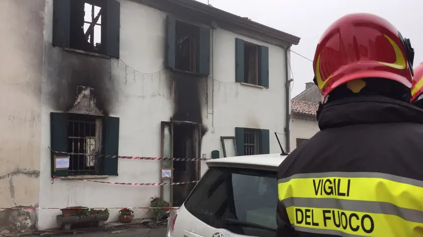 I vigili del fuoco sul posto (foto Pòrcile)