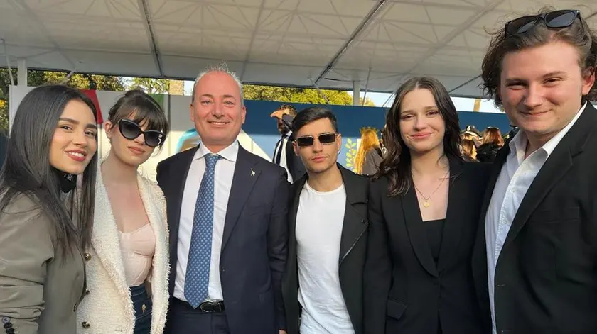Il sottosegretario Andrea Ostellari con gli attori di "Mare dentro"