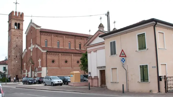 11/05/2014 URBANA, LA CHIESA CON LA GENTE NELLA FOTO : LA CASA E LA CHIESA DEL PARROCO CON LA GENTE PH ZANGIROLAMI