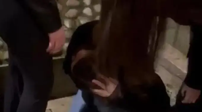 Un fermo immagine del video dell'aggressione circolato sui social