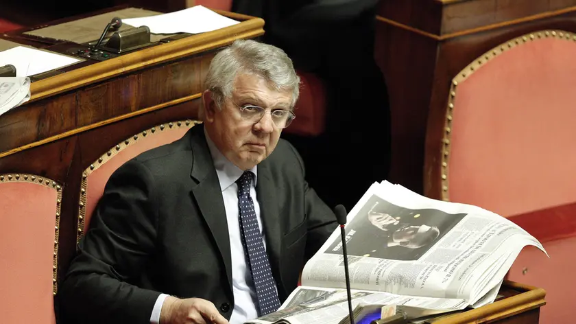 Piero Longo in Senato per il voto sulla Legge di Stabilita' , oggi 11 novembre 2011, a Roma. 10/11/2011. ANSA/GIUSEPPE LAMI