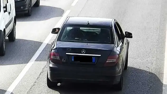 La Mercedes classe C di colore nero immortalata dalle telecamere, a bordo i tre banditi