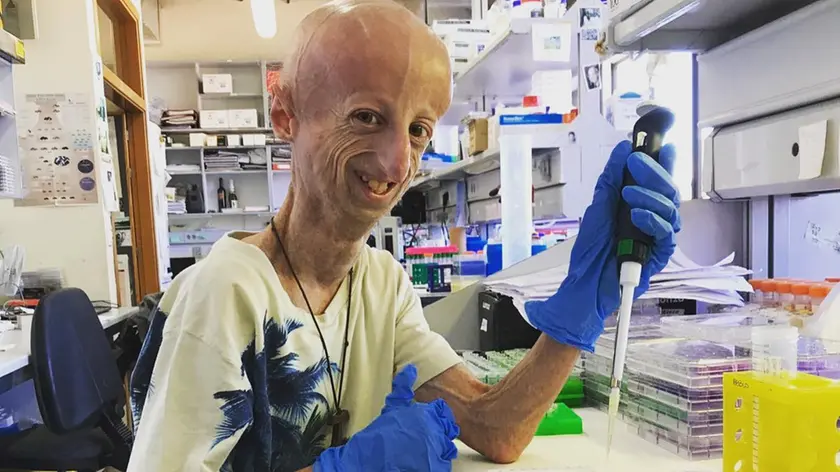 Sammy Basso in un laboratorio di Biologia