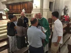 Don Remigio con i suoi parrochiani