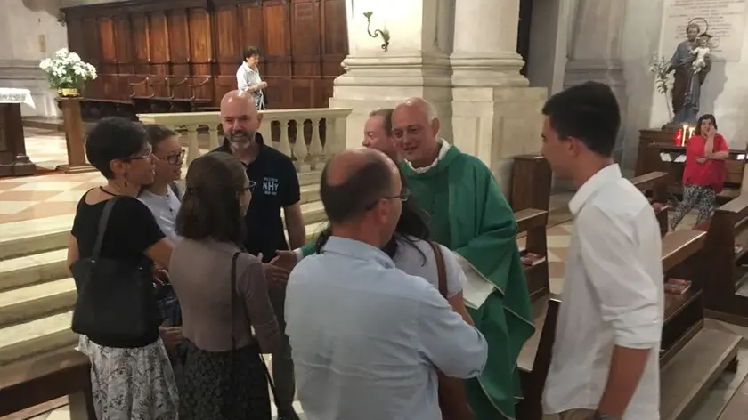 Don Remigio con i suoi parrochiani