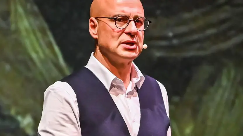 Lo storico dell'arte e curatore Triestino ha presentato la nuova mostra dedicata ai "Confini"