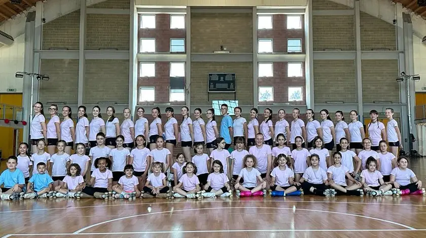 Foto di gruppo per le atlete della società Asd Pattinaggio artistico Cittadella
