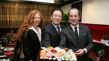 A sinistra Zaia con la moglie e Marco-Hu in maggio 2010; al centro le rose dell’imprenditore cinese al neo-eletto governatore; a destra Zaia e Galan si ingozzano pubblicamente di pollo contro il panico da aviaria (2006). In basso sempre il presidente della Regione, la sera di Capodanno, con figlio di Marco-Hu.