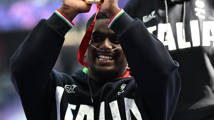 L'atleta paralimpico italiano, Rigivan Ganeshamoorthy riceve la medaglia d'oro nel lancio del disco F52 alle Paralimpiadi di Parigi 2024, 2 settembre 2024. Ganeshamoorthy ha stabilito anche il nuovo record del mondo con la misura di 27.06. ANSA / CIP - ANDREA ALEGNI +++ HANDOUT PHOTO - NO SALES - EDITORIAL USE ONLY - NPK+++