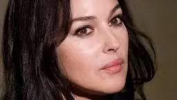 Sopra la casa natale di Sonia Maino a Lusiana Di fianco Monica Bellucci e Sonia Gandhi
