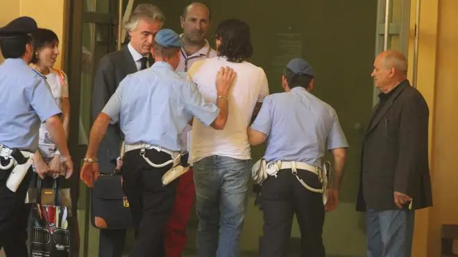 Il giocatore del Genoa, Omar Milanetto (C), e' giunto a Cremona per essere interrogato dal gip Guido Salvini dopo il suo arresto nell'ambito dell'inchiesta sul calcioscommesse. Milanetto e' accusato di aver partecipato all' alterazione di Lazio-Genoa del 15 maggio 2011. Dopo Milanetto saranno interrogati il capitano della Lazio, Stefano Mauri e l'ex calciatore dell'Ancona, attualmente in forza al Modena, Marco Turati, anch'essi arrestati l'altro ieri. .ANSA/RAFFAELE RASTELLI