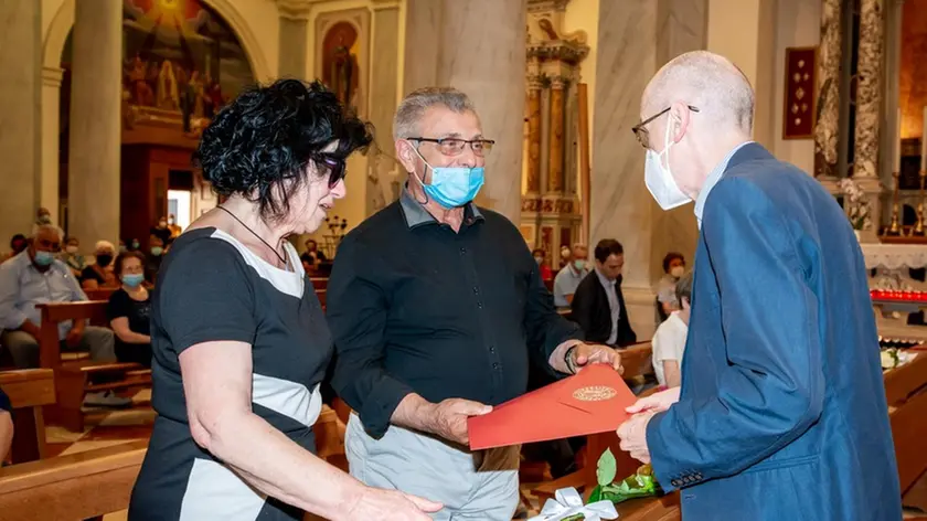Stanghella (PD), 08 luglio 2020. Messa commemorativa per Giulia Minella scomparsa a marzo. Nella foto: viene consegnato il diploma di laurea di Giulia ai genitori Daniela e Marcello