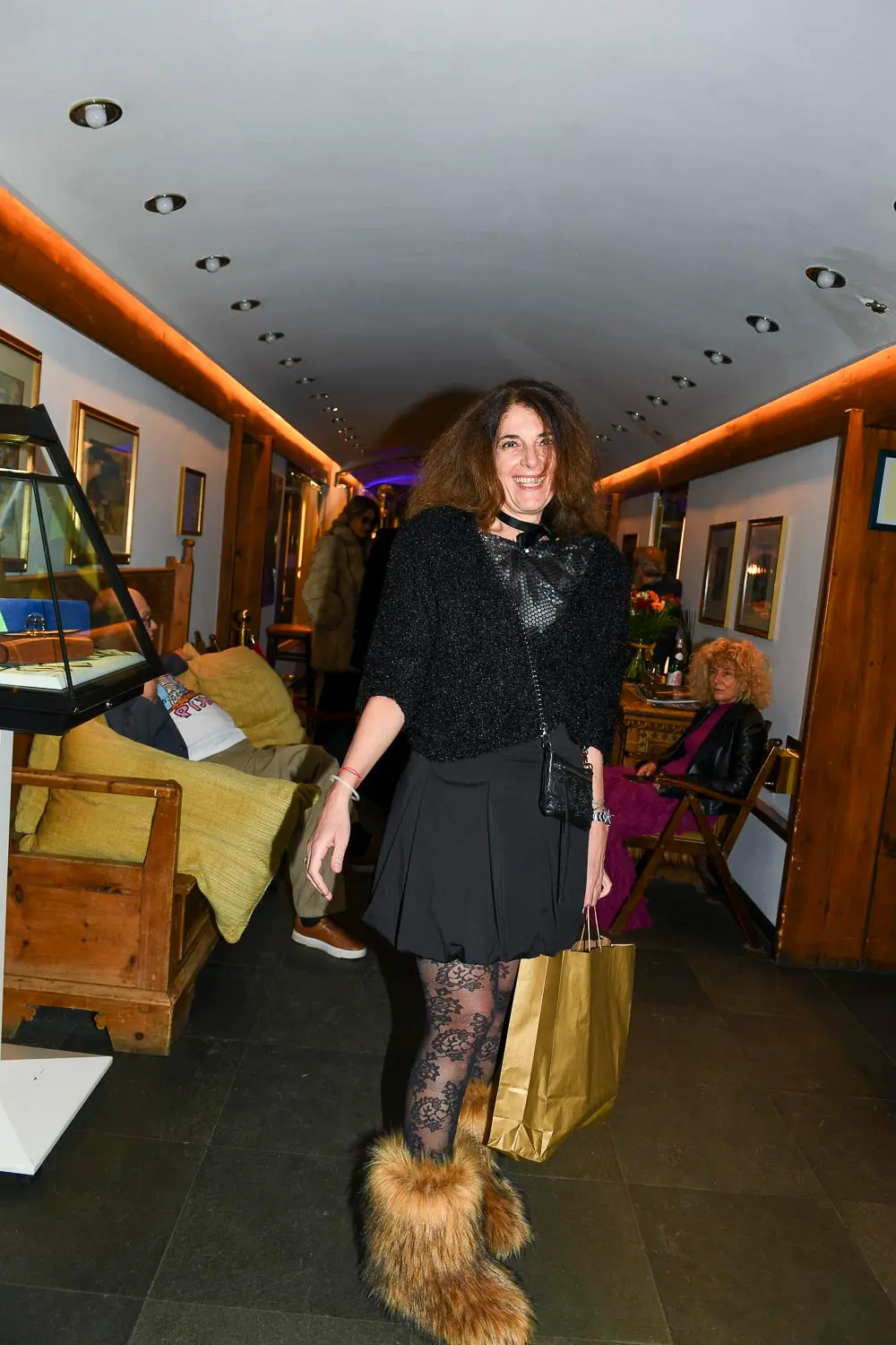 Nel fotoservizio di Riccardo Frezza, la festa anni Ottanta all'Hotel de la Poste di Cortina d'Ampezzo. Qualche nome? Alan Sorrenti, Sandy Marton, Patrizia Pellegrino e Samantha De Grenet, Claudio Cecchetto, Alberto Camerini. Li riconoscete ancora?