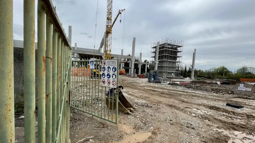 La costruzione di uno dei poli logistici realizzati in Veneto negli ultimi tre anni. Qui il polo Amazon di Treviso