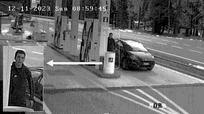 Turetta inquadrato da una videocamera di sorveglianza durante la fuga: qui in una stazione di servizio a Fiames di Cortina d’Ampezzo