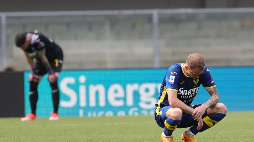 Players of Hellas Verona show their dejection at the end of the Italian Serie A soccer match Hellas Verona vs Torino FC at Marcantonio Bentegodi stadium in Verona, Italy, 12 May 2024. ANSA/EMANUELE PENNACCHIO