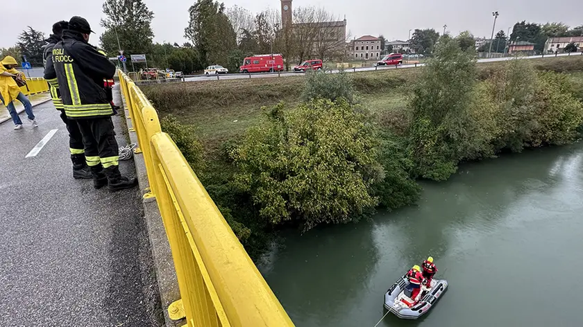 Il momento del ritrovamento del corpo da parte dei sommozzatori dei vigili del fuoco (Foto Agenzia Piran)