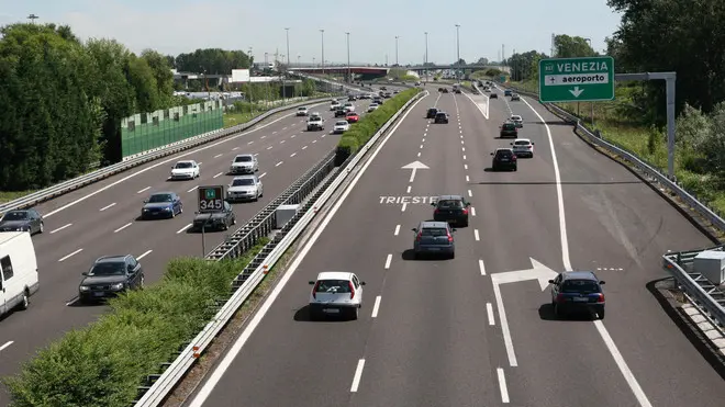 Il bivio tra l'innesto del passante di Mestre in direzione Trieste e l'autostrada A4 in direzione Venezia, questo pomeriggio 07 agosto 2010. E' stato di 5.430 veicoli all'ora, intorno alle ore 11.30, il punto massimo del traffico rilevato stamani sull'A4, nella giornata da ''bollino nero'' che ha indotto la concessionaria Cav a chiudere il Passante di Mestre e a deviare il flusso sull'ex Tangenziale. Per larga parte della mattinata - informa una nota della societa' concessionaria dell'A4 Padova-Venezia e del Passante - i valori sono oscillati tra 4.000 e 5.000 veicoli l'ora, sempre sulla direttrice per Trieste. .ANSA/DAVIDE BOLZONI