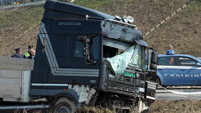 L'incidente stradale sull'autostrada A5 dove un tir fuori controllo ha investito e ucciso due operai ad Ivrea presidiato da Polizia e Vigili del Fuoco, Torino, 08 marzo 2012. ANSA/ TONINO DI MARCO