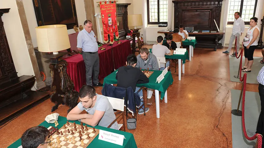 Monselice, 07 Set 2014 Giostra della Rocca 2014, gara degli scacchi. nella foto: il giudice sorveglia il buon andamento dei singoli scontri Ph. Zangirolami