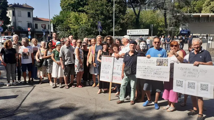 Il sit-in davanti all’ex Provveditorato per sostenere Federica Valente