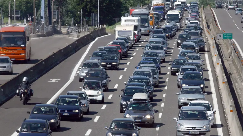 20090530 - BOLOGNA - LIF - PONTE 2 GIUGNO: TRAFFICO INTENSO IN E-R,DIECI KM CODA IN A22.Auto incolonnate stamani 30 maggio 2009 sulla autostrada A14 nei pressi di Bologna. Traffico molto intenso e code questa mattina sulle autostrade dell'Emilia-Romagna, in direzione sud, in occasione del ponte del 2 giugno.La situazione pi difficile sull'Autobrennero, con dieci chilometri di coda tra Carpi (Modena) e l'innesto con l' Autosole. GIORGIO BENVENUTI/ANSA /ji