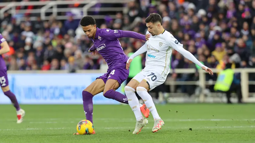 Fiorentina's midfielder Amir Richardson (L) against Cagliari's midfielder Gianluca Gaetano (R) during the Italian Serie A soccer match ACF Fiorentina vs Cagliari at Artemio Franchi Stadium in Florence, Italy, 8 December 2024 ANSA/CLAUDIO GIOVANNINI