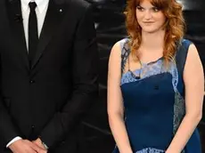 Stefano Tempesta e Chiara sul palco del teatro Ariston durante la prima serata del Festival di Sanremo, 12 febbraio 2013. ANSA/CLAUDIO ONORATI