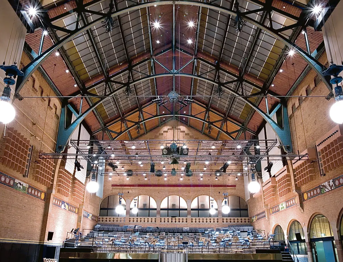 Il Beurs van Berlage è l'edificio che ospitava la Borsa di Amsterdam. 141 metri di lunghezza, è stato progettato e costruito a partire dal 1895 dall'architetto Hendrik Petrus Berlage. Un capolavoro di architettura eclettica che ha un dato di partenza simile al Palazzo della Ragione di Padova: la pianta trapezoidale. (foto Jorge Royan