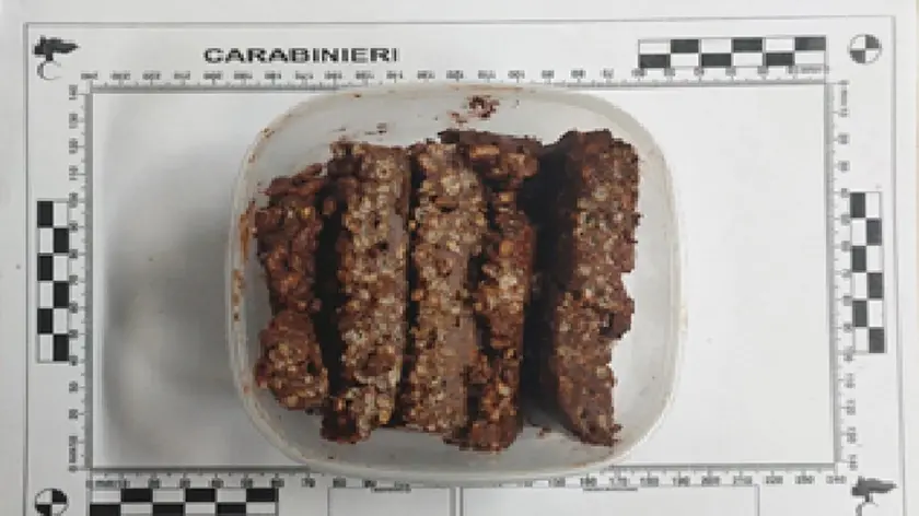 La torta al pan di spagna e riso soffiato con hashish